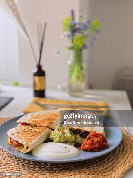 quesadilla mit huhn und pilzen - tortilla sandwich stock-fotos und bilder