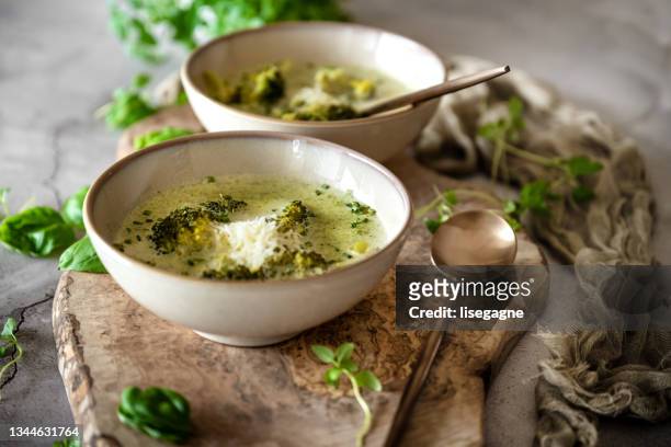 brokkolili suppe - glutenfrei stock-fotos und bilder