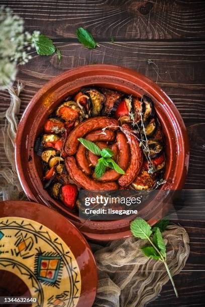 merguez tajine - tajine fotografías e imágenes de stock