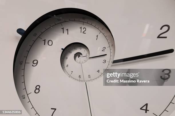 continuous time spiral. - digital clock stock-fotos und bilder