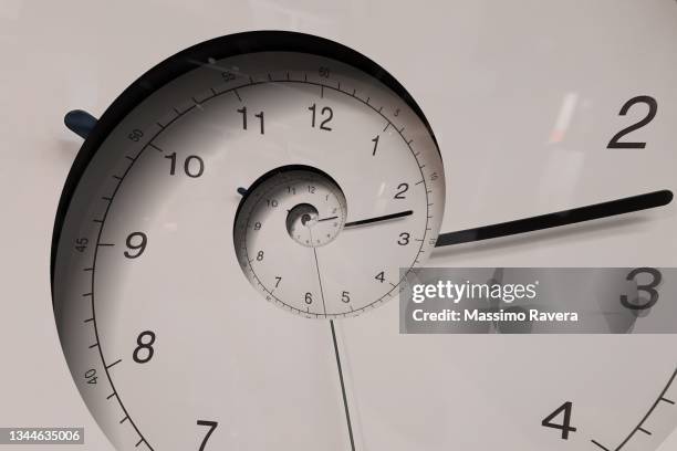 continuous time spiral. - permanente imagens e fotografias de stock
