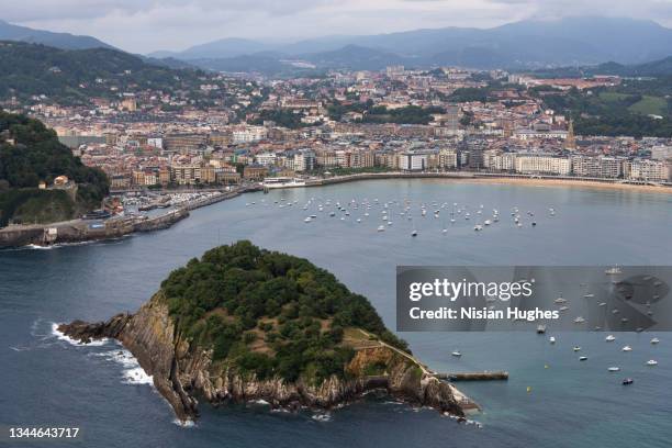 aerial photo of san sebastian in spain - guipúzcoa - fotografias e filmes do acervo