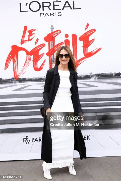 Elsa Zylberstein attends "Le Defile L'Oreal Paris 2021" as part of Paris Fashion Week on October 03, 2021 in Paris, France.