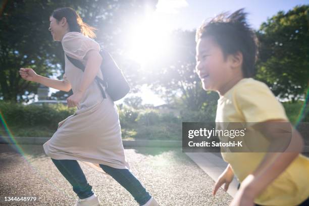 母と彼女の息子は公共のパールで走っている - 家族　日本人　走る ストックフォトと画像