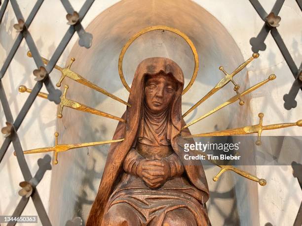 statue of virgin mary with swords. - maria sorte - fotografias e filmes do acervo