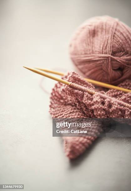 rosa wolle wird auf bambusstricknadeln gestrickt - knitting needles stock-fotos und bilder