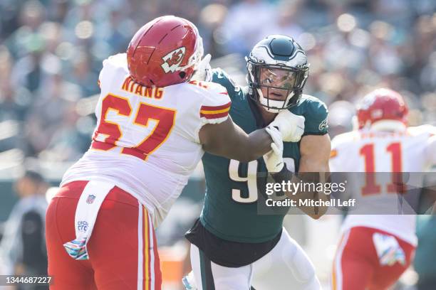 Ryan Kerrigan of the Philadelphia Eagles rushes the passer against Lucas Niang of the Kansas City Chiefs at Lincoln Financial Field on October 3,...