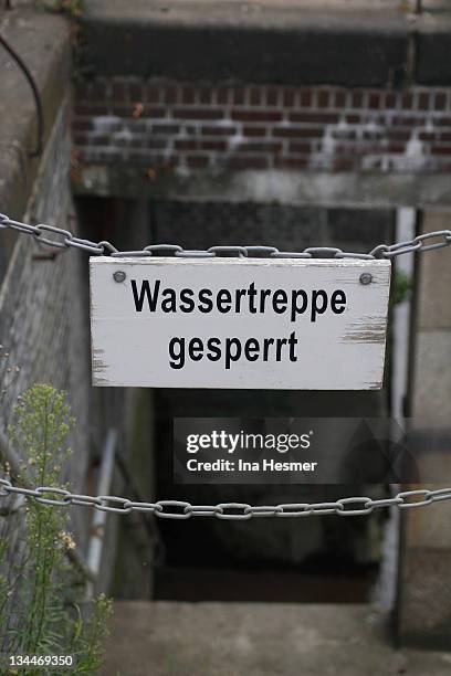 lettering wassertreppe gesperrt, german for water stairs closed, speicherstadt district, hamburg, germany, europe - closed captions stock-fotos und bilder