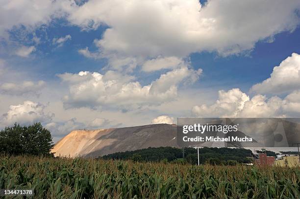 potash slag heap near fulda, neuhof, hesse, germany, europe - michael mucha ストックフォトと画像