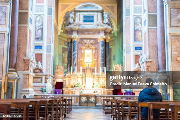 man praying - traditionele ceremonie stockfoto's en -beelden