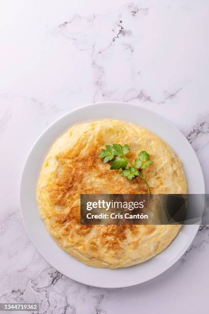spanish omelet on white background - tortilla de patata fotografías e imágenes de stock