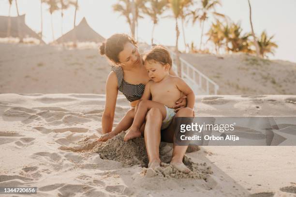 madre jugando en la playa en méxico - océano pacífico fotografías e imágenes de stock