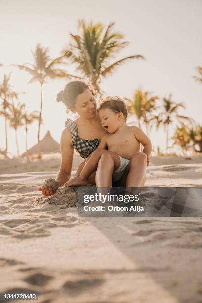 mother playing in the beach in mexico - beautiful beach babes 個照片及圖片檔