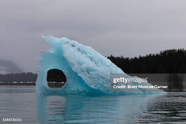 blue iceberg - pole nord photos et images de collection