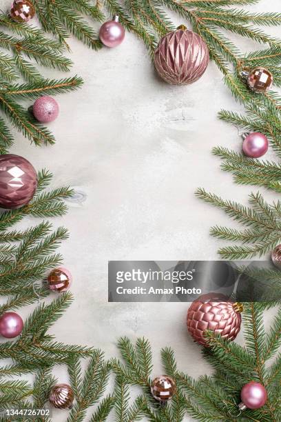 table with christmas composition with gift, decorations, fir tree branches on wooden background. flat lay, top view - 植物部分 個照片及圖片檔
