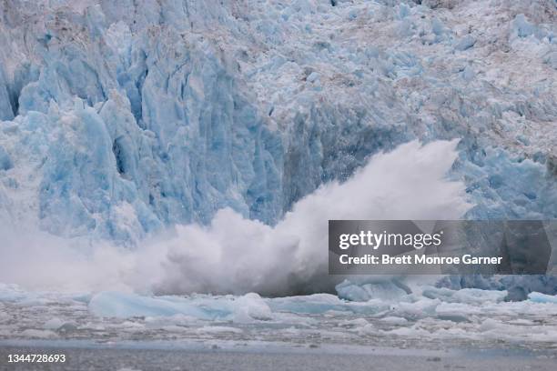 glacier ice of a tidewater glacier - poolkap stockfoto's en -beelden