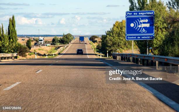 radar speed control warning traffic signal on a highway, point of view from inside the car. - lasergun stockfoto's en -beelden