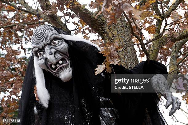 witch figure, hanging from a tree, creepy, walpurgis night - noite de walpurgis - fotografias e filmes do acervo