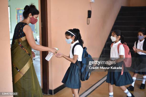 teacher and students wearing mask - socially distanced 個照片及圖片檔