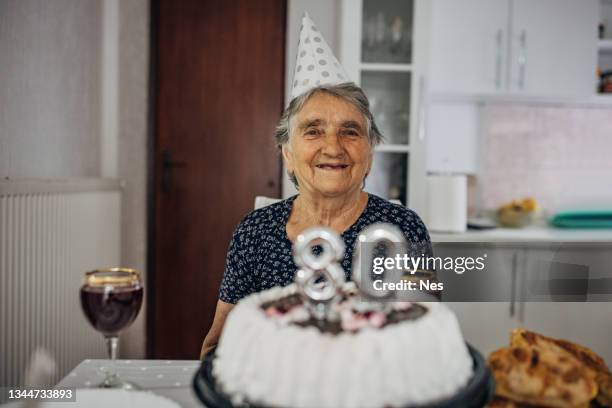 geburtstagstorte für oma, alles gute zum geburtstag - 80 jahre torte stock-fotos und bilder