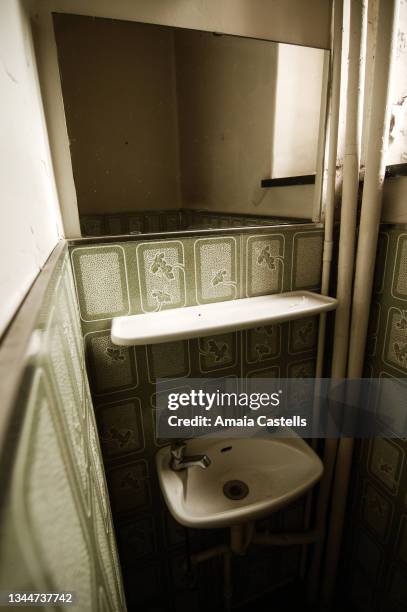 lavabo en cuarto de baño retro - cuarto de baño stock-fotos und bilder