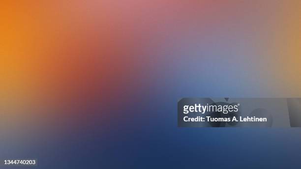 soft and blurred colorful grainy textured gradient background. - korrelig stockfoto's en -beelden