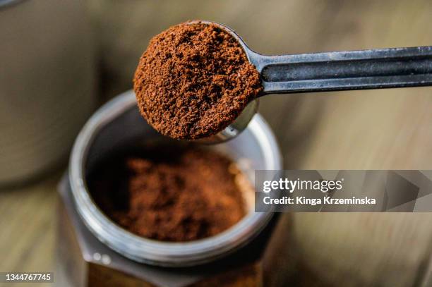 ground coffee - bricco per il caffè foto e immagini stock