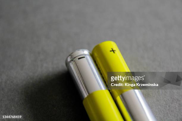 batteries - alkaline stockfoto's en -beelden