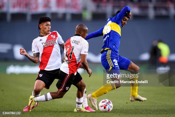 Cristian Medina of Boca Juniors fights for the ball with Nicolas De La Cruz and Jorge Carrascal of River Plate during a match between River Plate and...