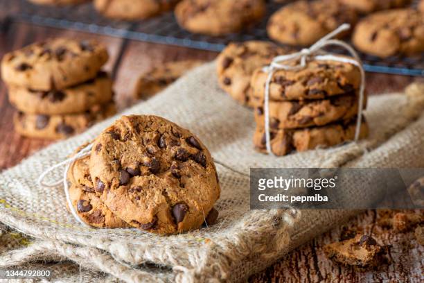 hausgemachte schokoladenkekse - chocolate chip cookies stock-fotos und bilder