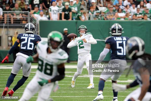Quarterback Zach Wilson of the New York Jets tosses a deep Touchdown pass to Wide Receiver Corey Davis during the Tennessee Titans vs New York Jets...
