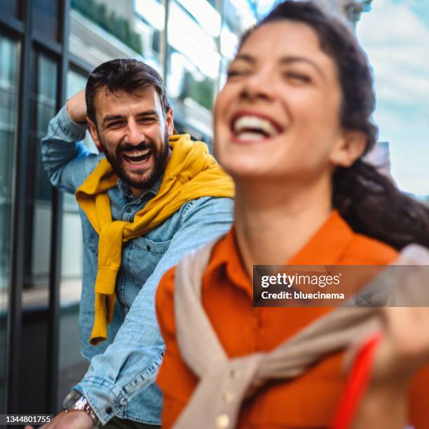 happy couple enjoying in a free day - röra mot bildbanksfoton och bilder