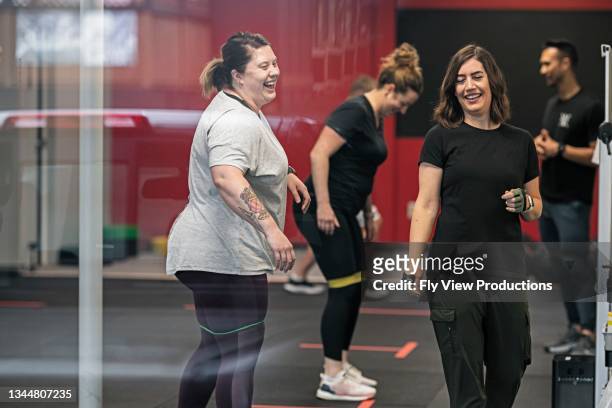 happy women attending group fitness class - small group of people stock pictures, royalty-free photos & images