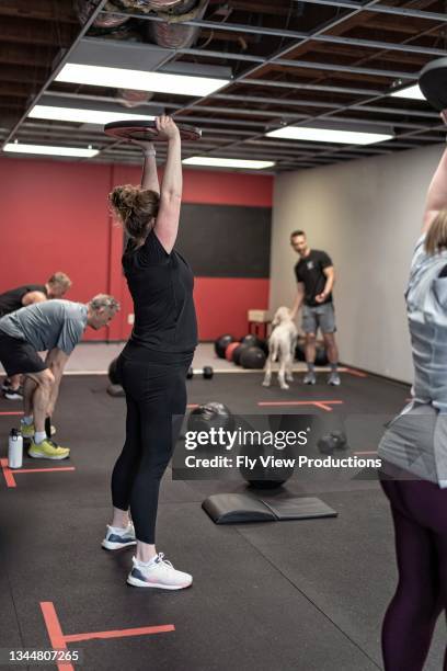 group fitness class at boutique gym - boutique gym stock pictures, royalty-free photos & images