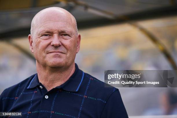 Pepe Mel, head coach of UD Las Palmas looks on during the LaLiga Smartbank match between UD Las Palmas and UD Ibiza