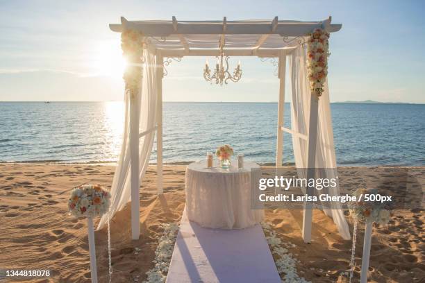 scenic view of beach against sky - beach wedding fotografías e imágenes de stock