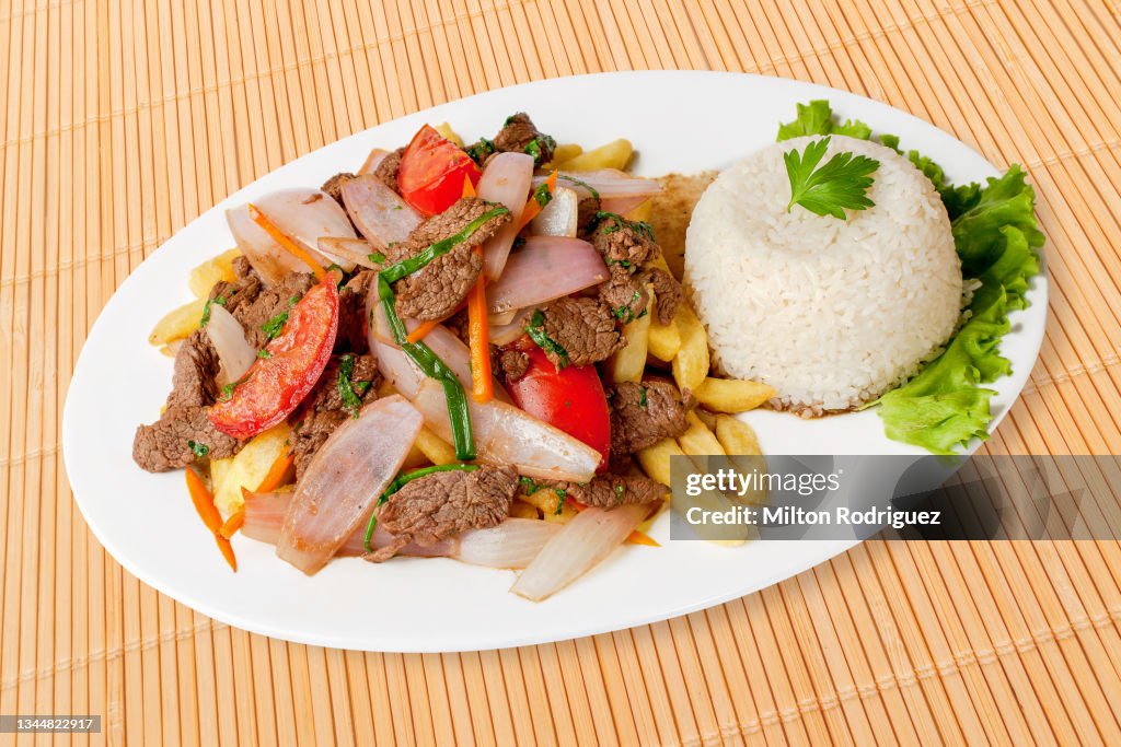 Lomo saltado, sofrito carne de res, Comida peruana.