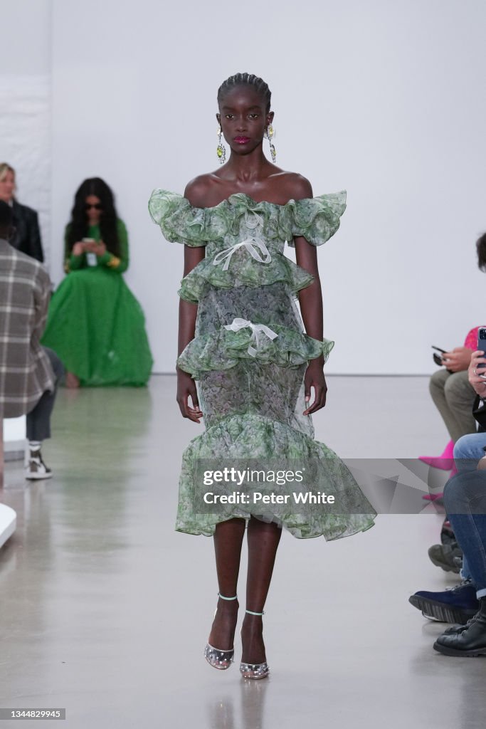 Giambattista Valli : Runway - Paris Fashion Week - Womenswear Spring Summer 2022