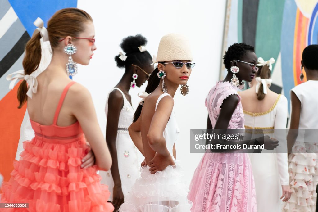 Giambattista Valli : Backstage - Paris Fashion Week - Womenswear Spring Summer 2022