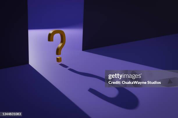 question mark standing in light with long shadow - punctuation mark stockfoto's en -beelden