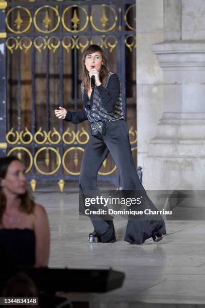 Juliette Armanet during the Etam Womenswear Spring/Summer 2022 show as part of Paris Fashion Week on October 04, 2021 in Paris, France.