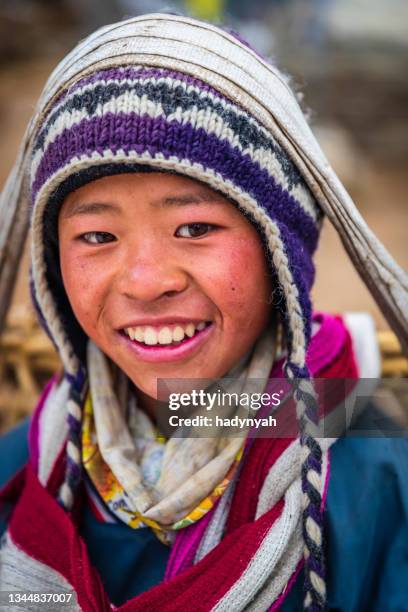 porträt eines tibetischen jungen, mount everest nationalpark, nepal - tibet stock-fotos und bilder