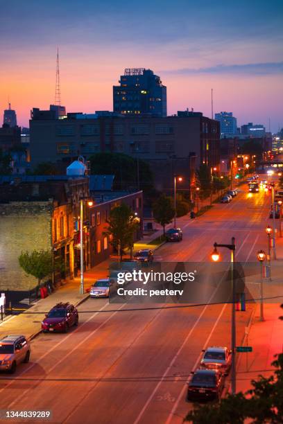 milwaukee bei sonnenuntergang - milwaukee skyline stock-fotos und bilder