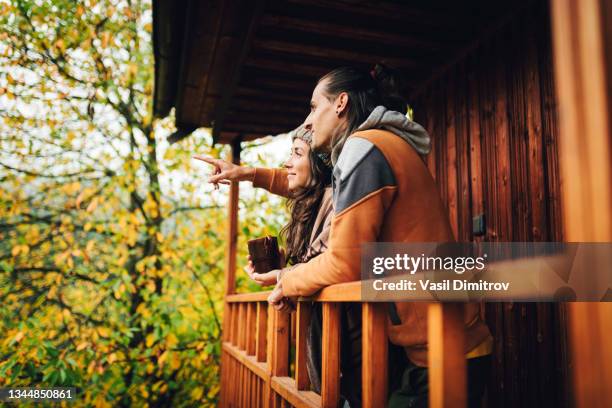 ein tag mit ihnen ist ein gut verbrachter tag - skirestaurant stock-fotos und bilder