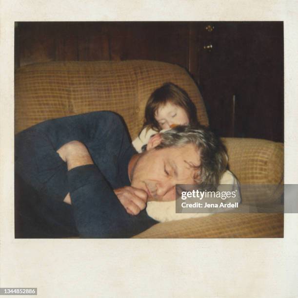 1980s father and daughter sleeping on couch, napping togetherness - 80s living room fotografías e imágenes de stock