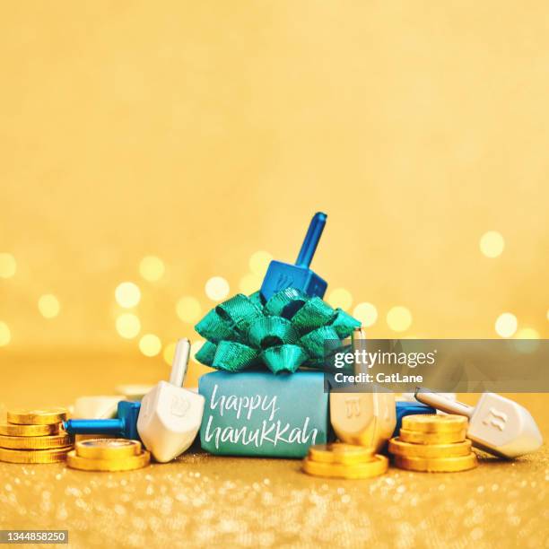 hanukkah holiday background with gift and gelt and dreidel - chocolate gelt stockfoto's en -beelden