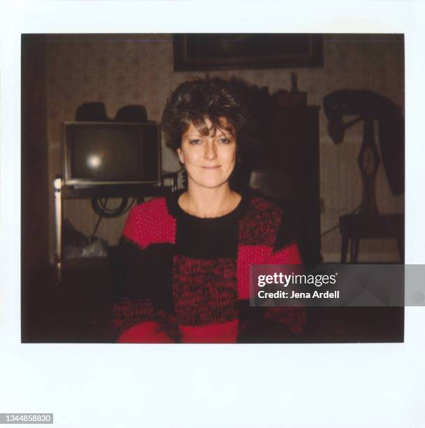 1980s woman portrait smiling, vintage portrait of woman wearing sweater - 80's hair stockfoto's en -beelden