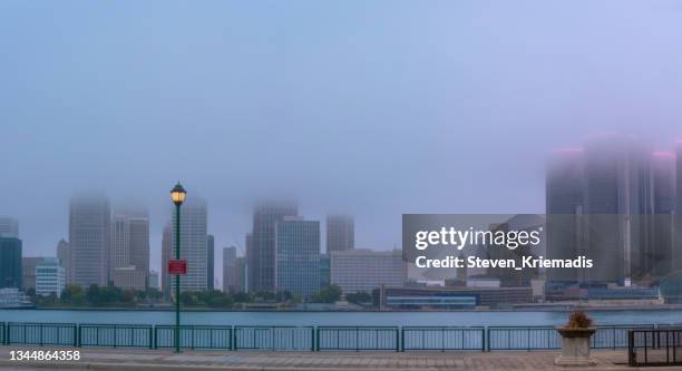 デトロイト、ミシガン州 - 夜明けのスカイライン - detroit river ストックフォトと画像