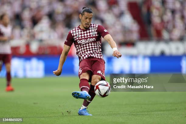 Hotaru Yamaguchi of Vissel Kobe in action during the J.League YBC Levain Cup Playoff Stage first leg match between Vissel Kobe and Urawa Red Diamonds...