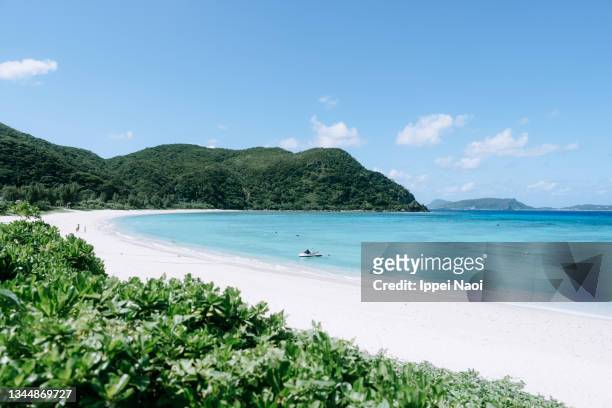 white sand tropical beach of kerama islands, okinawa, japan - okinawa blue sky beach landscape stock pictures, royalty-free photos & images